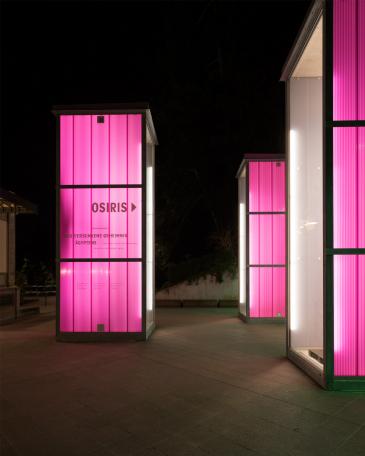 Osiris Ausstellung Museum Rietberg drei Einhausungen in feuerverzinktem Stahl und Polycarbonatplatten in viola Farbton wie Laternen leuchtend bei Nacht 