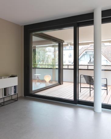 wohnung luzern kinderzimmer gestrichen im farbton rolling fog von little greene mit blick auf die terrasse mit ipe holzrost